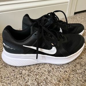 Nike running sneakers (womens)